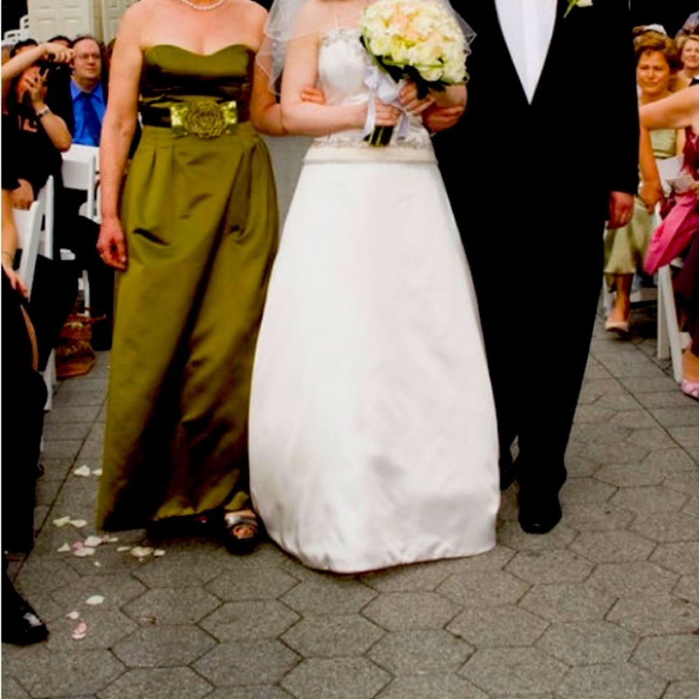 Gorgeous Kenneth Pool wedding dress. Dry cleaned. No stains.